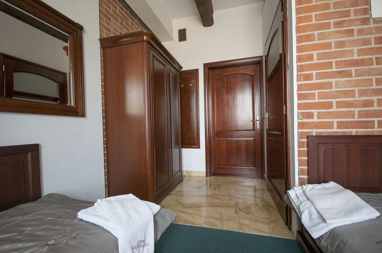 Hotel Restauracja Pod Parowozem Островец-Свентокшиский Экстерьер фото